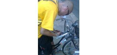 Quest'uomo sta rubando una bici in piazza Carlo Alberto a Torino o è la sua?