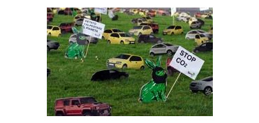 Associazione Terra!: auto di cartone a Piazza Venezia per dire no alla CO2
