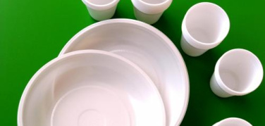 Piatti e bicchieri monouso in plastica: il punto su consumo, raccolta e riciclo