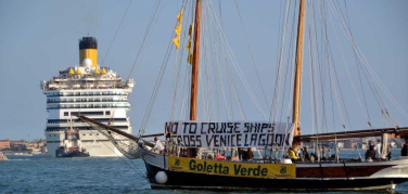 Venezia, fischi di protesta per le grandi navi da crociera esonerate dal blocco