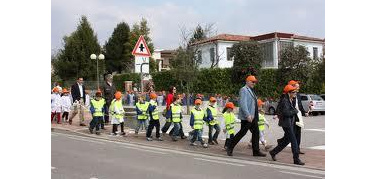 Pedibus, “Ventibus”, “Ombrellibus”, a piedi i bambini vanno a scuola con più entusiasmo