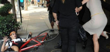 Nicole Kidman investita e le bici sul marciapiede