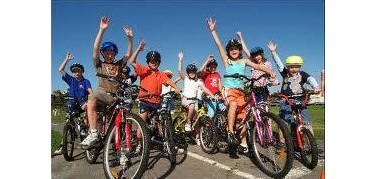 Bambini a scuola con la bici per vivere la città in modo differente