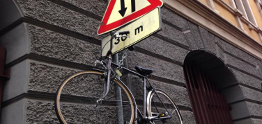 Biciclette a Milano: rastrelliere volanti o scherzi da cestisti?