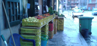 Il fruttivendolo di Pomigliano multato per i prodotti sul marciapiede: «Nessuno mi ha mai detto che c'entrasse lo smog»