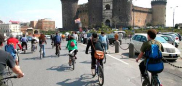 A Napoli parte il bici sightseeing, per visitare la città pedalando