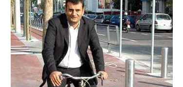 Bari, 78° Fiera del Levante. Il sindaco Antonio Decaro in bicicletta