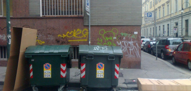 Torino, quando il cartone finisce nell'indifferenziato (via Juvarra ang Manzoni)