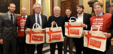 100.000 sacchetti in plastica riutilizzabili, il regalo di COREPLA a Milano per Natale / VIDEO