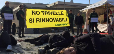 Roma, flashmob di Greeenpeace contro lo Sblocca Italia: 