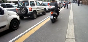 Milano, quella ciclabile invasa dalle moto