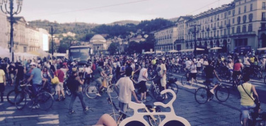 Bike Pride 2015, in 20 mila a Torino a pedalare sotto il sole cocente per la mobilità sostenibile | Video