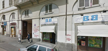 Sacchetti di plastica illegali, ecco un negozio a Torino che (addirittura) li vende