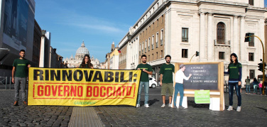 Greenpeace boccia Renzi: 