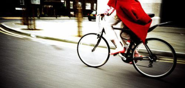 Parigi premia chi va al lavoro in bici: 
