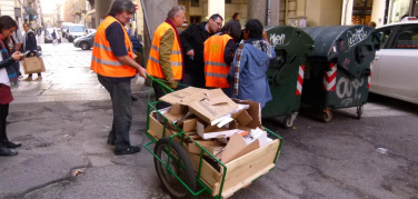 Cartoneros e Sentinelle, il video del recupero del cartone in centro a Torino