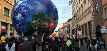 Marcia per il clima, in 20.000 a Roma per chiedere un futuro 100% rinnovabile