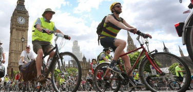 I tassisti di Londra sfidano la superstrada dei ciclisti