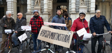 #bastamortinstrada, il presidio sotto il comune di Torino | Video