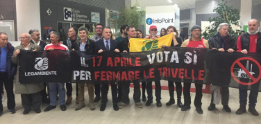 Referendum trivelle, flas-mob di Legambiente a Marina di Carrara: 
