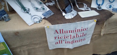 Plastica, alluminio, tetrapak, carta e capsule caffè: i creativi del riciclo alla festa in corso Buenos Aires / VIDEO