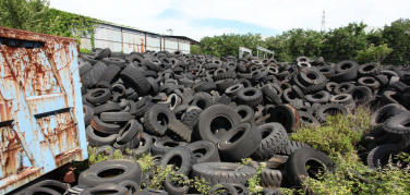 5 mila tonnellate di pneumatici abbandonati: parte prelevio dal deposito Gianturco a Napoli