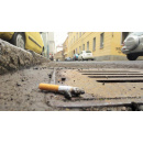 Immagine: Sigarette e piccoli rifiuti gettati a terra, i soldi delle multe vanno a campagne informative sui danni all'ambiente
