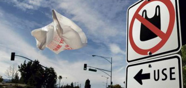 California: gli elettori confermano la messa al bando dei sacchetti di plastica