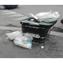 Immagine: Milano, i cestini di strada usati come mini-discariche