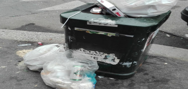 Milano, i cestini di strada usati come mini-discariche