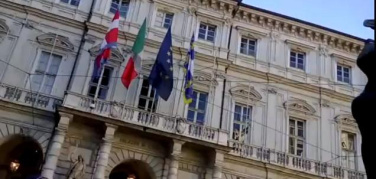 Torino la protesta dei tassisti contro uber sotto Palazzo di Città