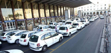 Taxi, servizio bloccato a Roma e proteste a Torino e Milano per 'sanatoria pro Uber'