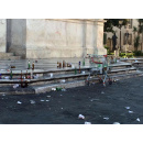 Immagine: Pisa, i 'Cavalieri del Vetro' aiutano a gestire i rifiuti della movida