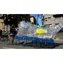 Immagine: 'Più balene, meno plastica', il cetaceo di plastica di Greenpeace al #BIkePride17 di Torino