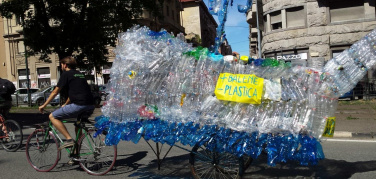 'Più balene, meno plastica', il cetaceo di plastica di Greenpeace al #BIkePride17 di Torino