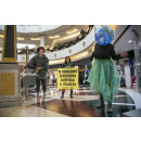 Immagine: Black Friday, Greenpeace in azione a Roma contro il consumo eccessivo