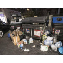 Immagine: Roma, rifiuti in strada e impianti stracolmi. Contro l'emergenza Ama al lavoro anche l'8 dicembre