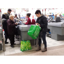 Immagine: Italiani virtuosi al supermercato: Il 64% si porta il sacchetto riutilizzabile da casa. Ecco l’inchiesta lampo di Eco dalle Città