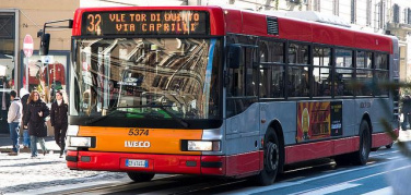 Roma, l'annuncio della sindaca Raggi: '600 nuovi autobus nei prossimi tre anni'