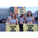 Immagine: Smog, Greenpeace in azione a Bruxelles: 'Vogliamo aria pulita ora'