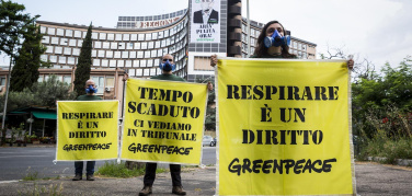 Smog, Greenpeace in azione alla Regione Lazio: 'Chiediamo un immediato aggiornamento del piano sulla qualità dell'aria'