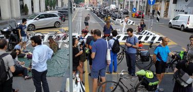 Milano, flashmob di attivisti e ambientalisti contro il parcheggio di via Borgogna