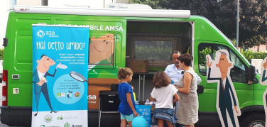 Milano, imparare a riconoscere i nuovi materiali compostabili, un’iniziativa di Amsa, Assibioplastiche e Comieco.