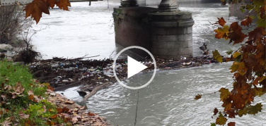 Torino, ecco come nasce una discarica galleggiante sulle rive della Dora | VIDEO