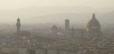 Smog, situazione critica in Toscana: a Capannori superati i 120 µg/m³. Firenze scatta il blocco auto fino al 16 gennaio