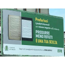 Immagine: A Corato il manifesto di Asipu che preferisce un tablet a un libro perché avrebbe un ‘minore impatto sull’ambiente’