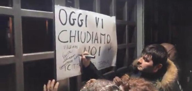 Taranto, le mamme di Tamburi “chiudono” l'ex Ilva per protesta