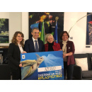 Immagine: Inquinamento da plastica, WWF consegna al ministro Costa oltre 700 mila firme per salvare i mari
