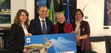 Inquinamento da plastica, WWF consegna al ministro Costa oltre 700 mila firme per salvare i mari