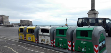 Napoli, primo sguardo di Eco sul 'Lungomare plastic free': nei chioschi le bottiglie resistono ma il lungomare è abbastanza pulito